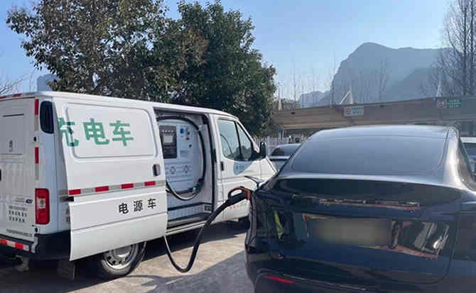 尼勒克汽车搭电