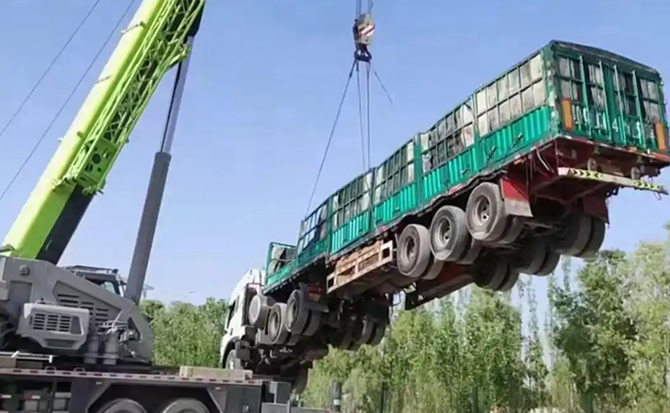 尼勒克道路脱困救援案例